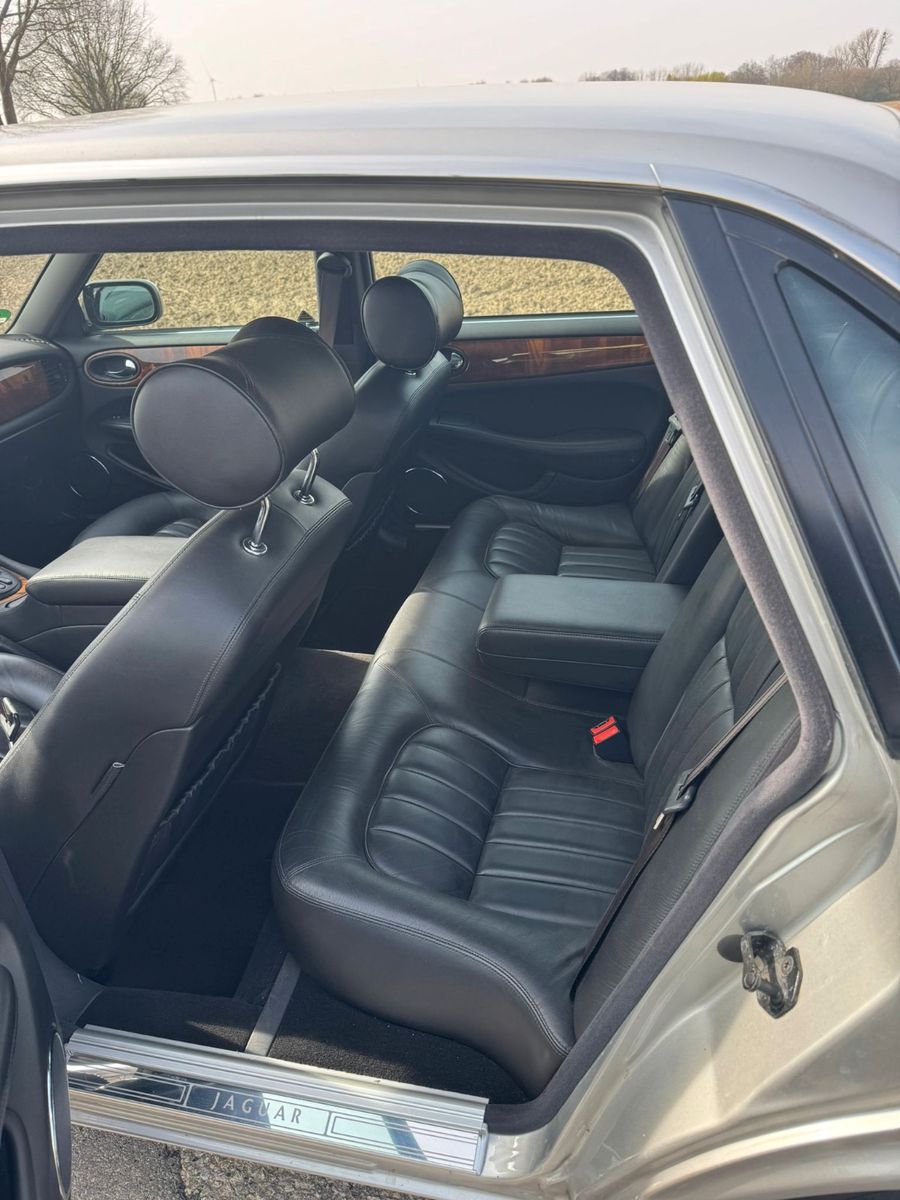 Fahrzeugabbildung Jaguar XJ8 3.2 Executive
