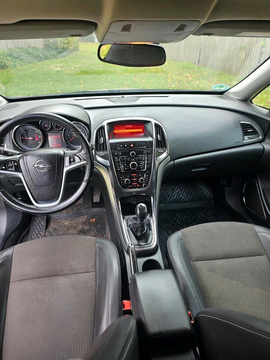 Opel Astra 2012 — photo 13