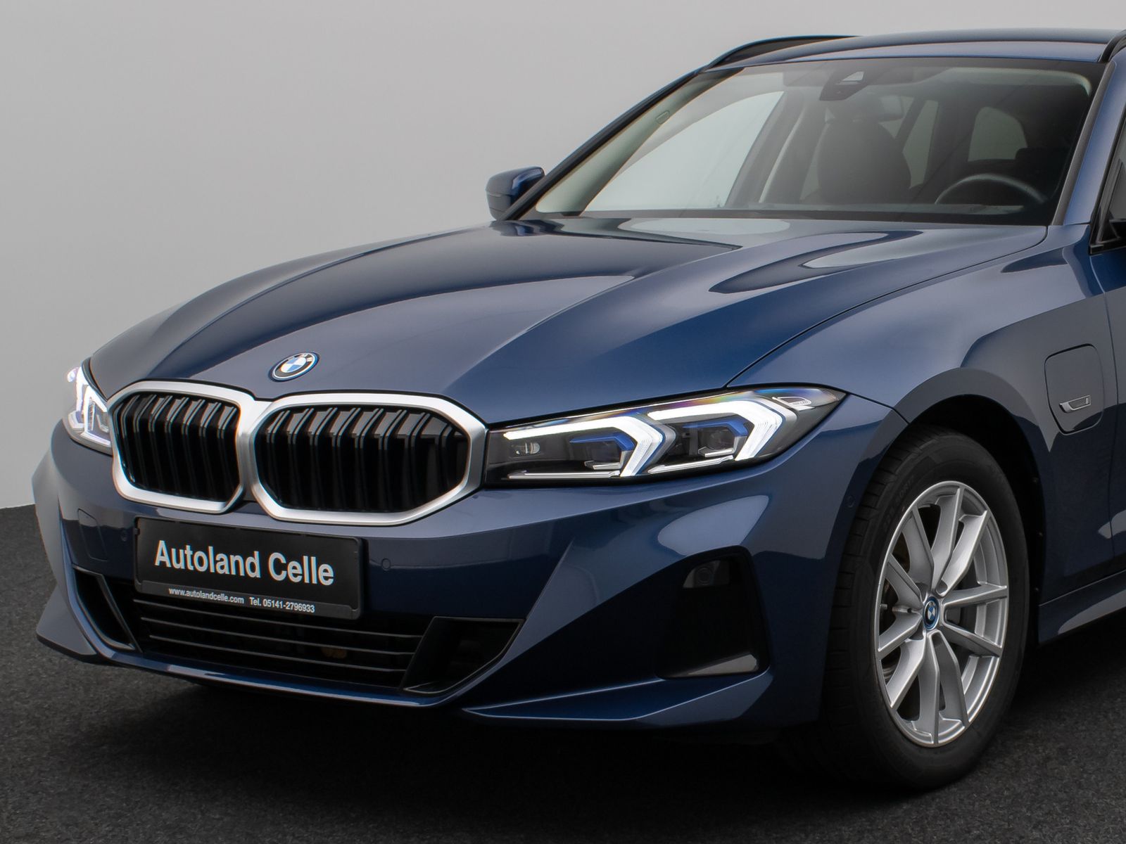 Fahrzeugabbildung BMW 330e xD Kamera HUD DAB Alarm Komfort LED Sport