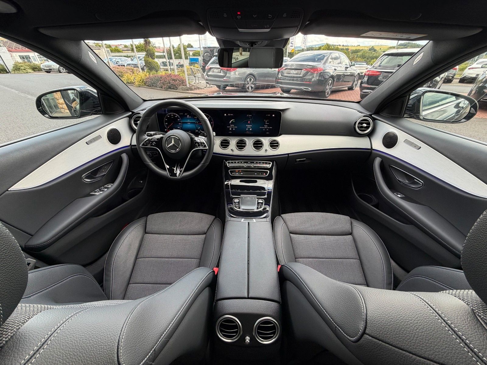 Fahrzeugabbildung Mercedes-Benz E 200d T Avantgarde+Pano+Distr+AHK+360