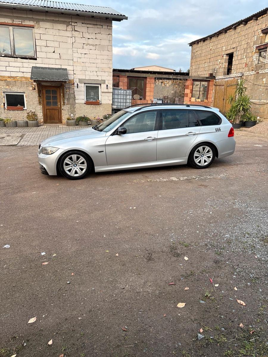 BMW 318 2011 — photo 7