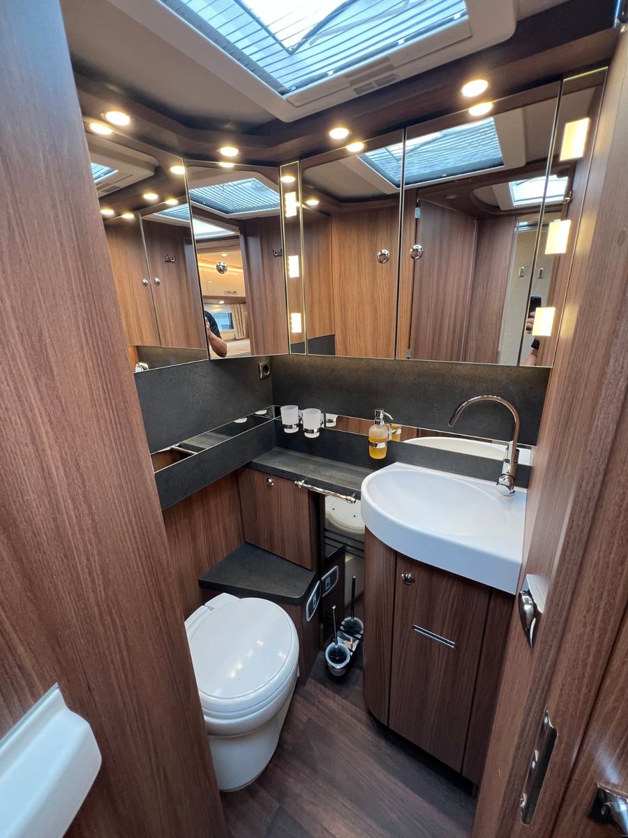 Fahrzeugabbildung Carthago Chic e-line I 50 LE DA Mercedes Sprinter Silver