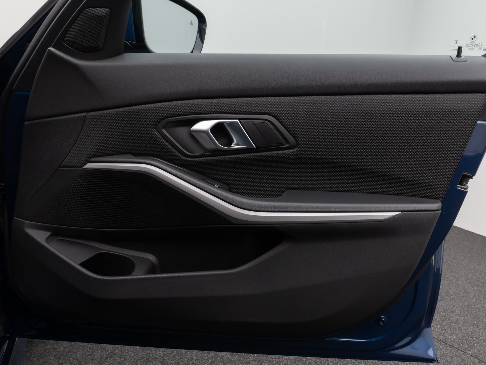 Fahrzeugabbildung BMW 330e HUD DAB HiFi CockPitPro PDC DrivingAssist