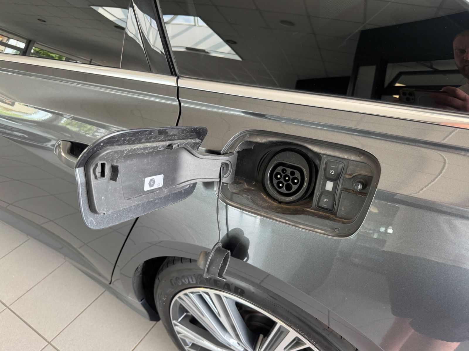 Fahrzeugabbildung Audi A6 55 TFSI e quattro/S-Line/HUD/LED/TeiLeder/360