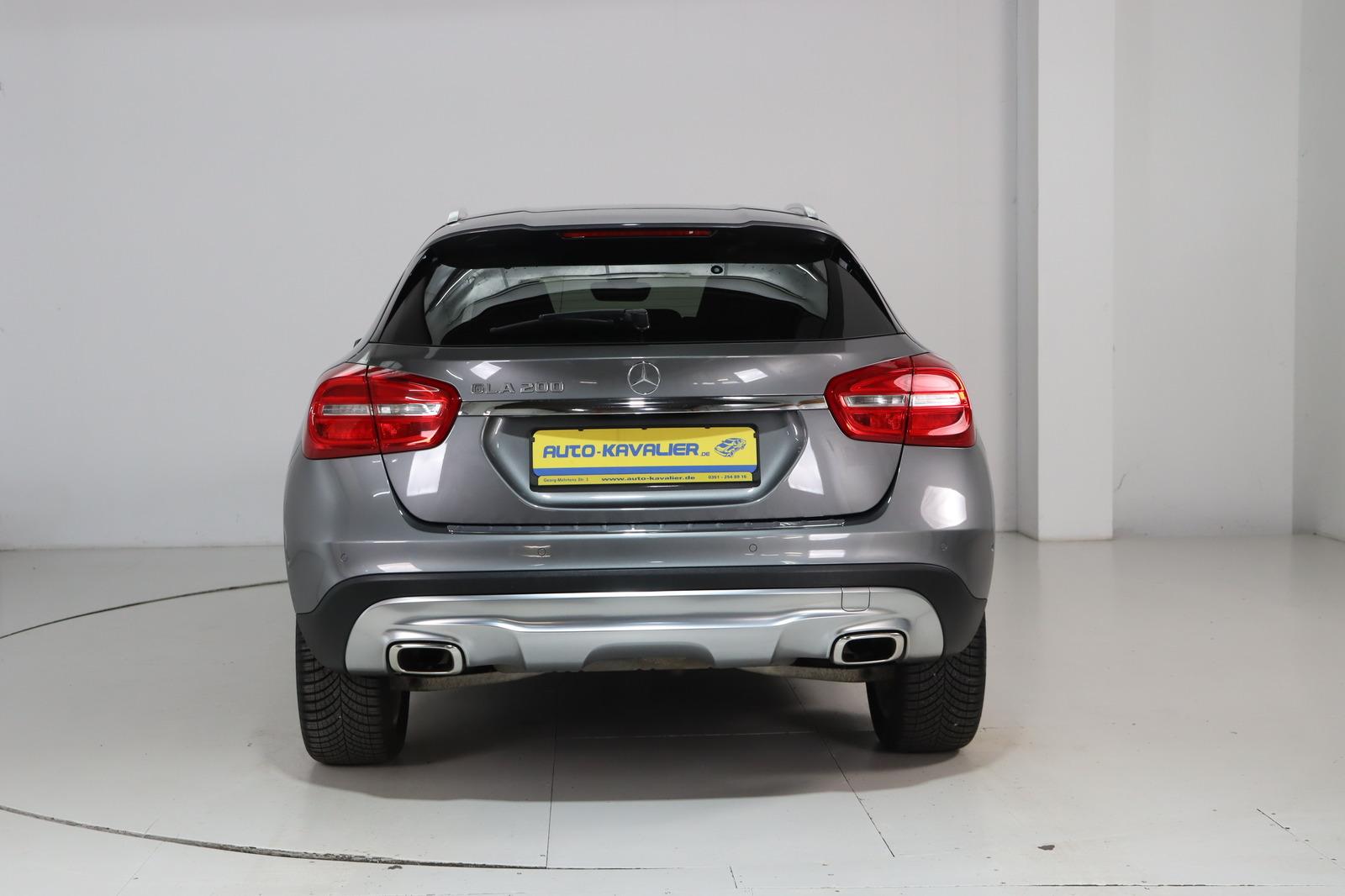 Mercedes-Benz GLA 200 Score * Bi- Xenon * Navi * SHZ *