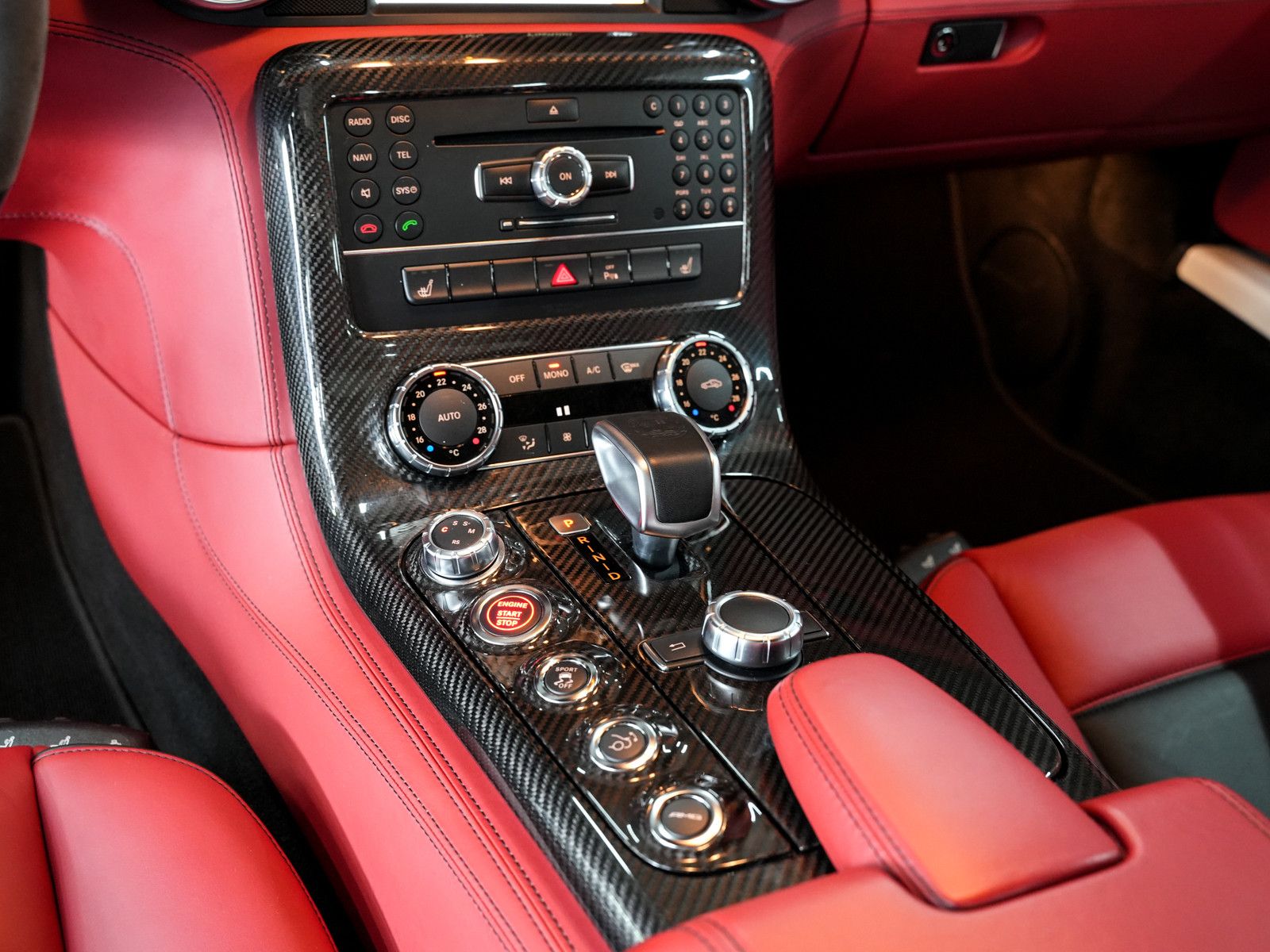 Fahrzeugabbildung Mercedes-Benz SLS AMG Coupe - designo Sonderlack|Carbon Interi