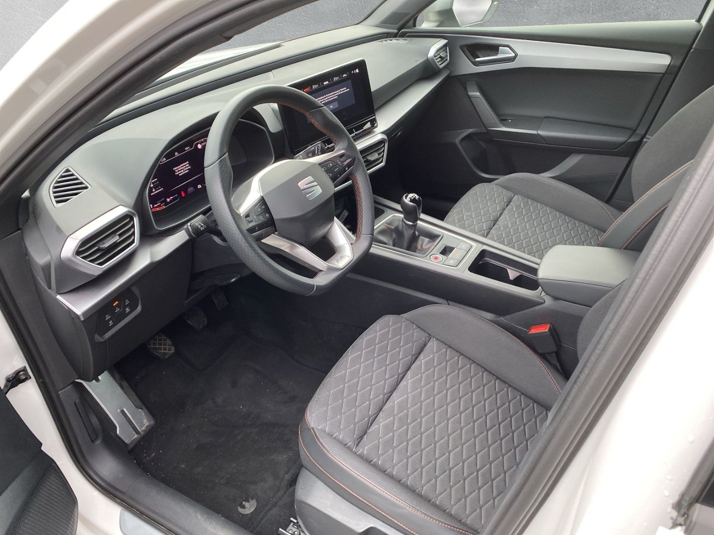 Fahrzeugabbildung SEAT Leon Seat FR Plus 1.5 TSI*NAVI*SHZ*PDC*Full-Link