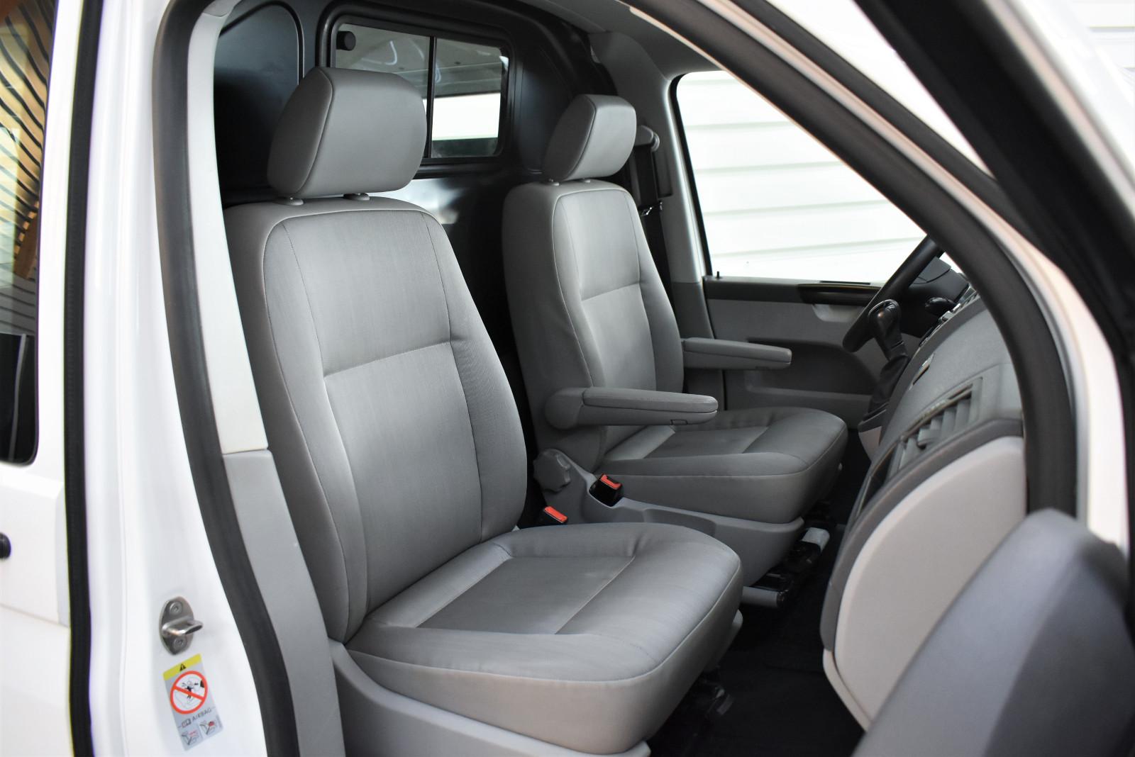 Volkswagen T5 Transporter 2.0 TDI 140 ch DSG • 1re main • TVA récupérable • Attelage