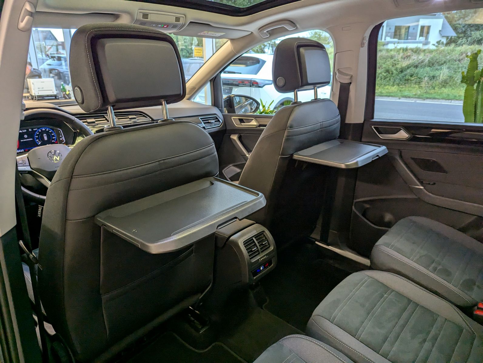 VW Touran 2.0 DSG R-Line High. Pano 7-Si IQ.Dri AHK - Image 16