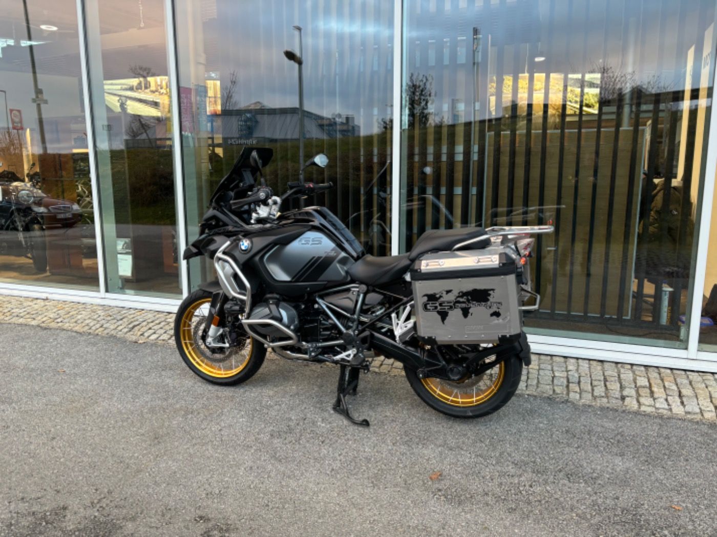 Fahrzeugabbildung BMW R 1250 GS ADVENTURE Sondermodell Triple Black Ti