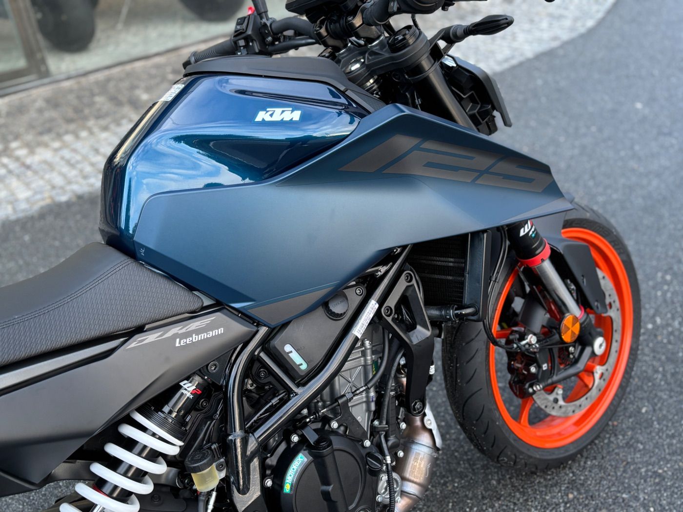 Fahrzeugabbildung KTM 125 Duke Modell 2026 auch in Schwarz erhältlich