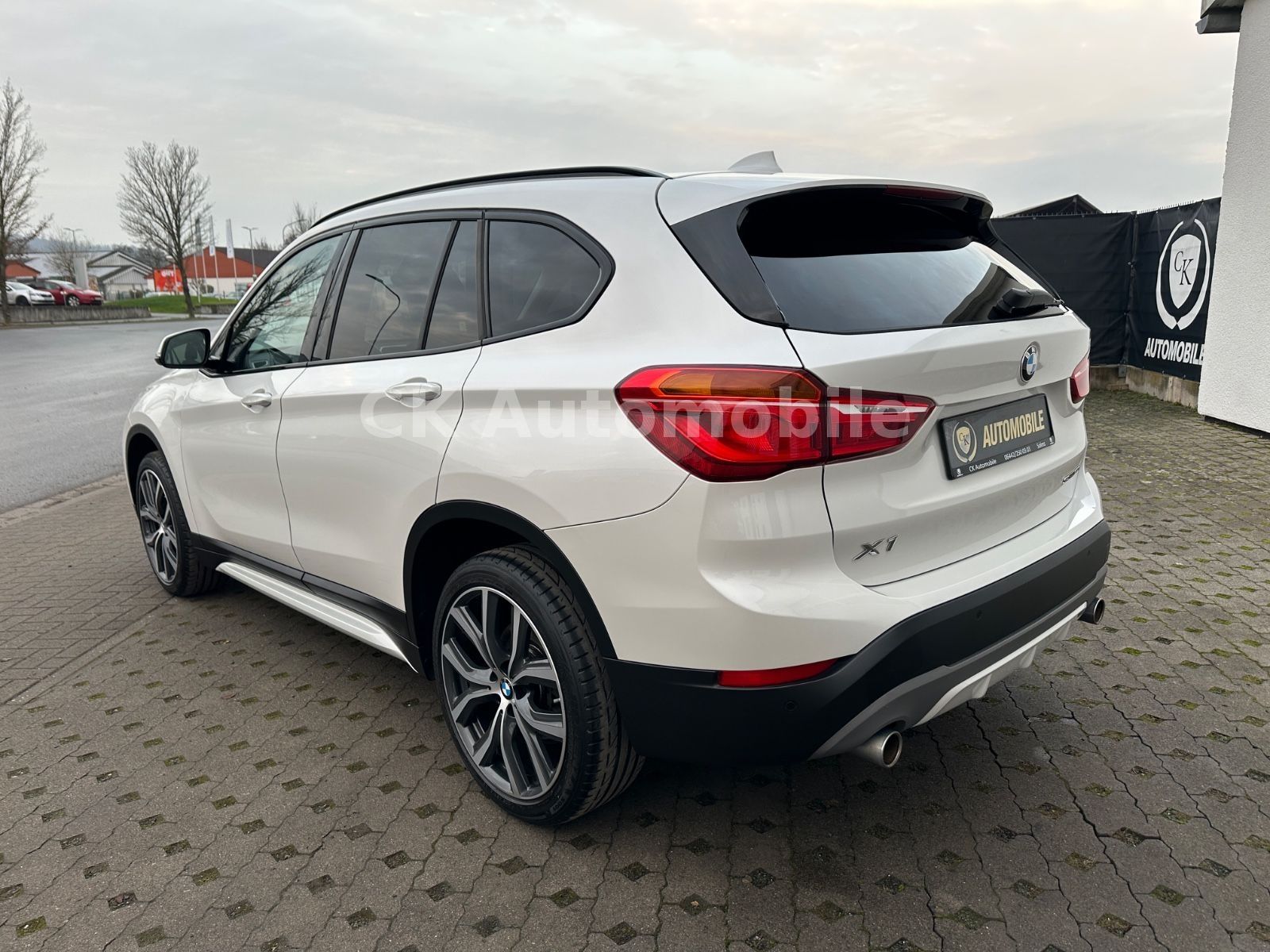 Fahrzeugabbildung BMW X1 sDrive 20i Sport-Line/Shadow-Line/Navi/LED
