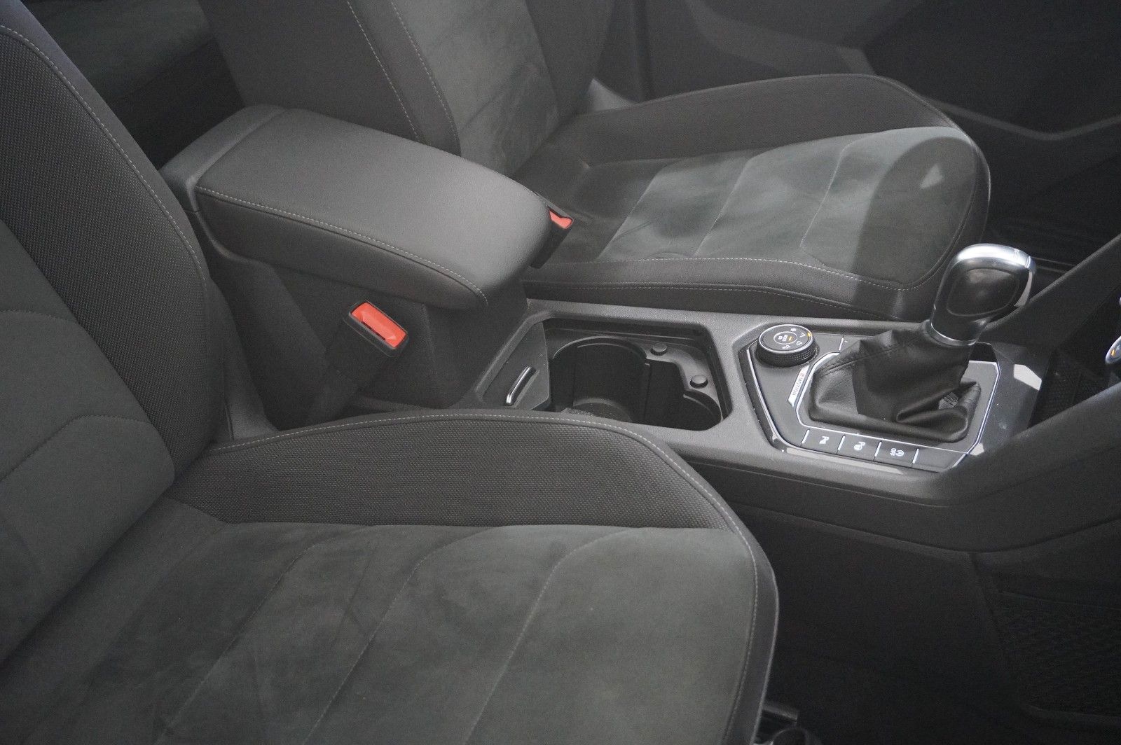 Fahrzeugabbildung Volkswagen Tiguan 2.0 TSI 4MOTION R-LINE NAVI/KAMERA/SH/AHK