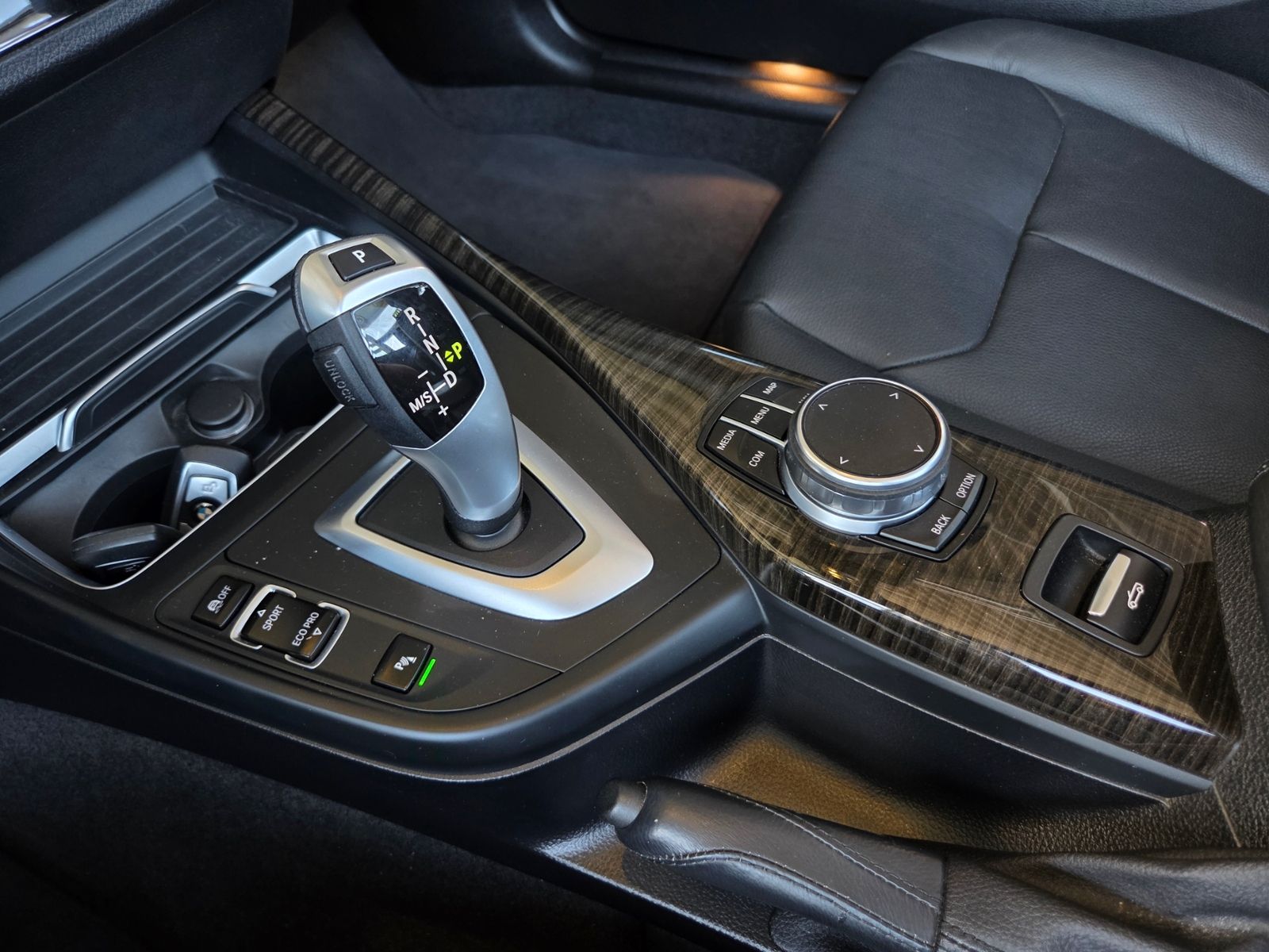 Fahrzeugabbildung BMW 220i Cabrio Luxury Line AHK LED NAV SHZ PDC ALU