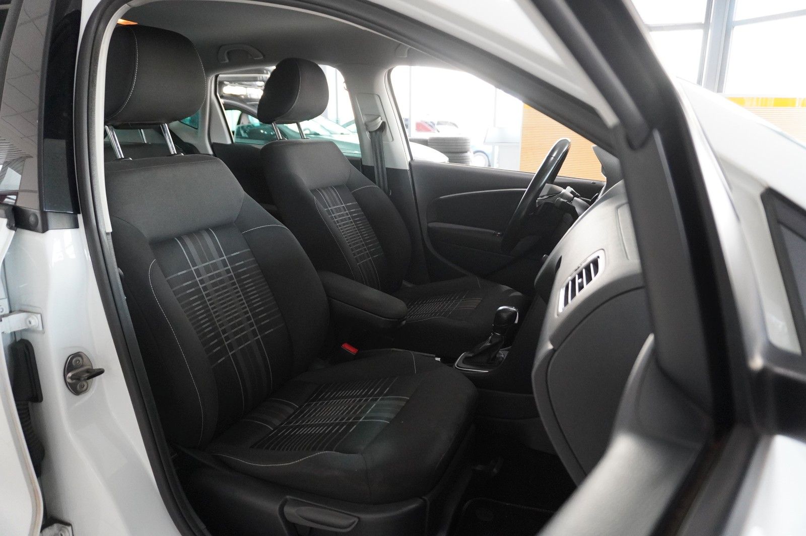Fahrzeugabbildung Volkswagen Polo V 1.2 TSI LOUNGE DSG NAVI/KLIMA/PDC/TEMP.