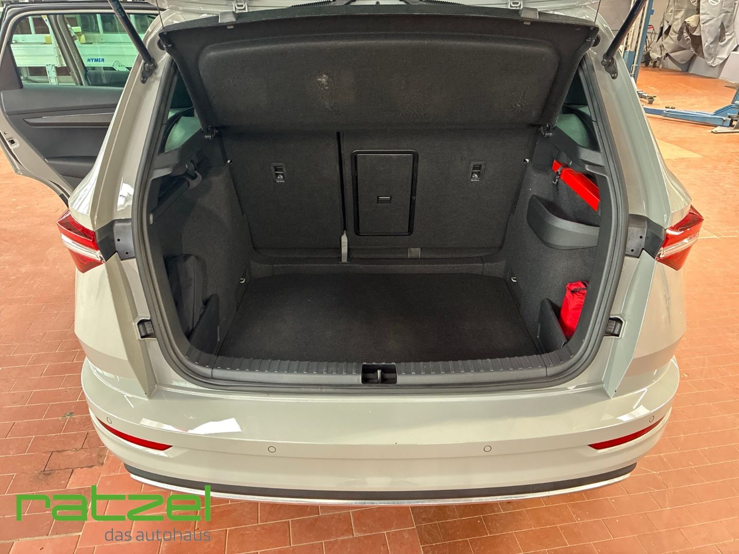 Fahrzeugabbildung SKODA Karoq 4x4 Sportline 2.0 AHK Navi LED Kamera ACC
