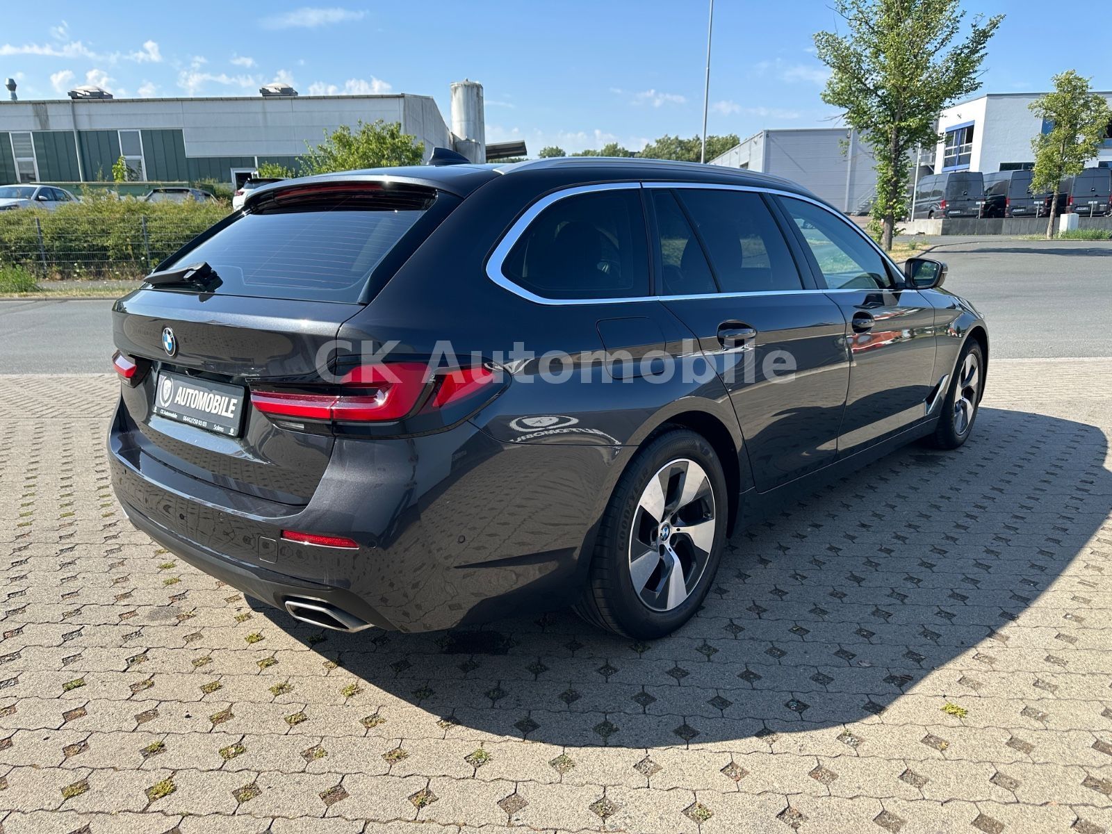 Fahrzeugabbildung BMW 520d Touring/Navi/Leder/Head-Up/Kamera/LED/ACC
