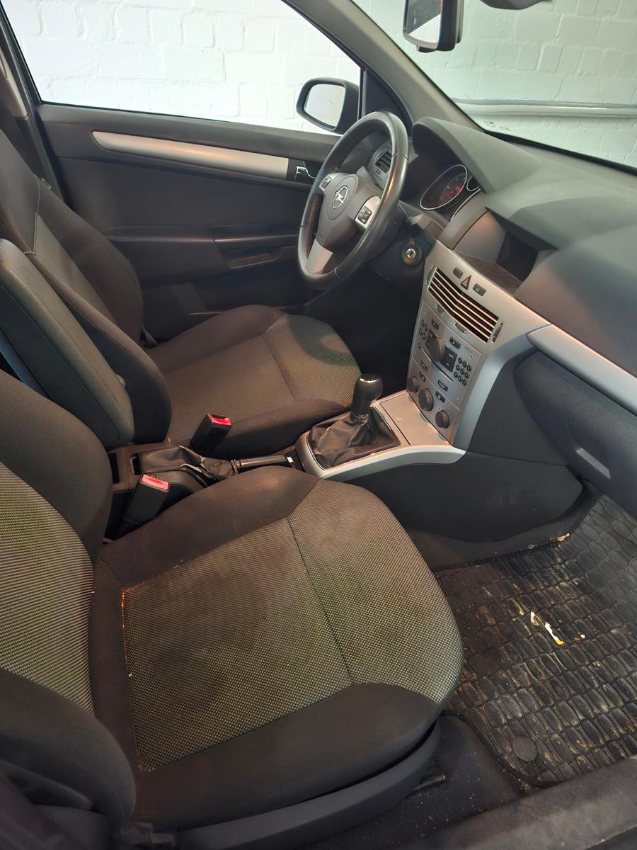 Opel Astra 2009 — photo 7