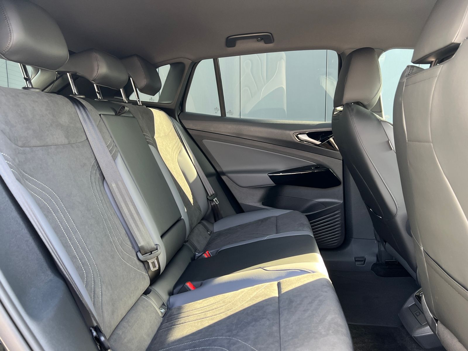 Fahrzeugabbildung Volkswagen ID.4 Pro 210 kW *Infotainment-Paket, Design-Pake