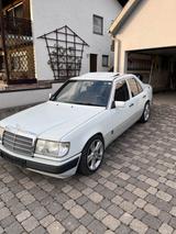 Mercedes-Benz Mercedes Benz W 124 E 220 - Mercedes-Benz E 220 mit Benzin-Antrieb: Limousine, Automatik