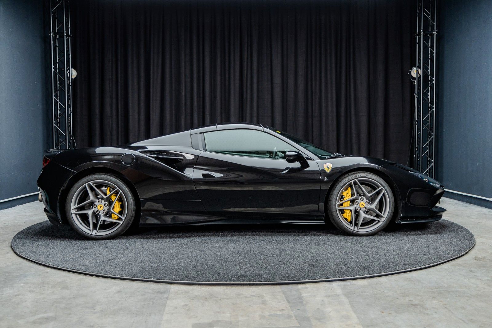 Fahrzeugabbildung Ferrari F8 Spider + Nero Daytona + Carbon + Lift + Garan