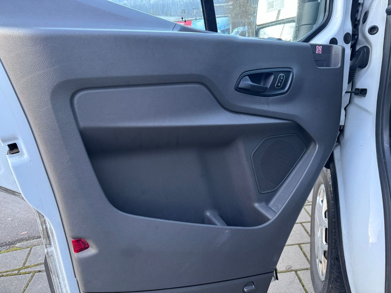 Fahrzeugabbildung Ford TRANSIT 330 L2H2*9-SITZE*LEDER*2xKLIMA*NAVI