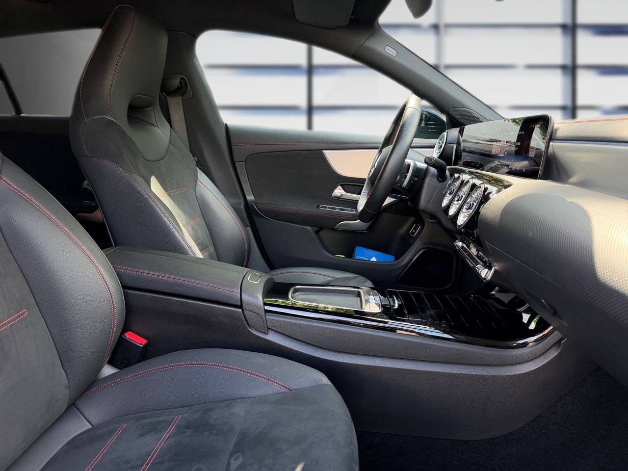Fahrzeugabbildung Mercedes-Benz CLA 200 SB AMG AHK Night Multibeam KeylessGo