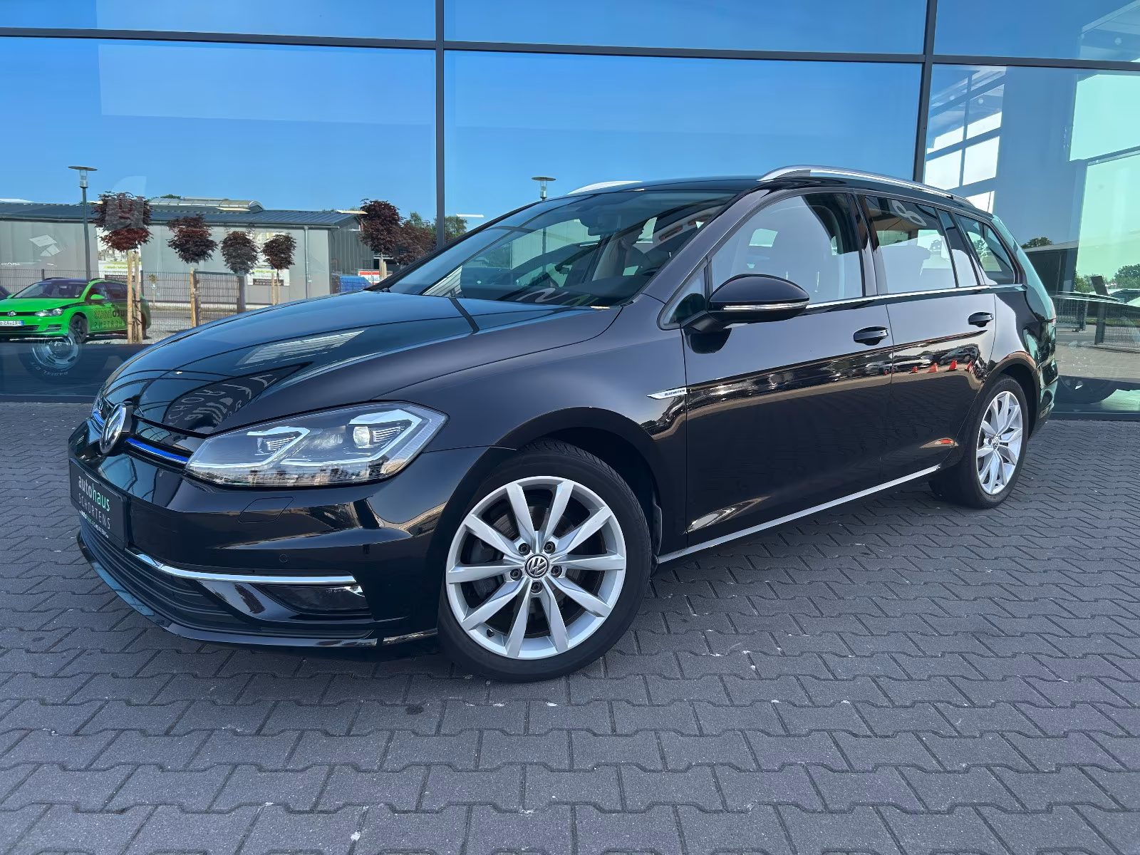 Volkswagen Golf VII Var. 1.5 TSI Highline DSG LED Einparkh.