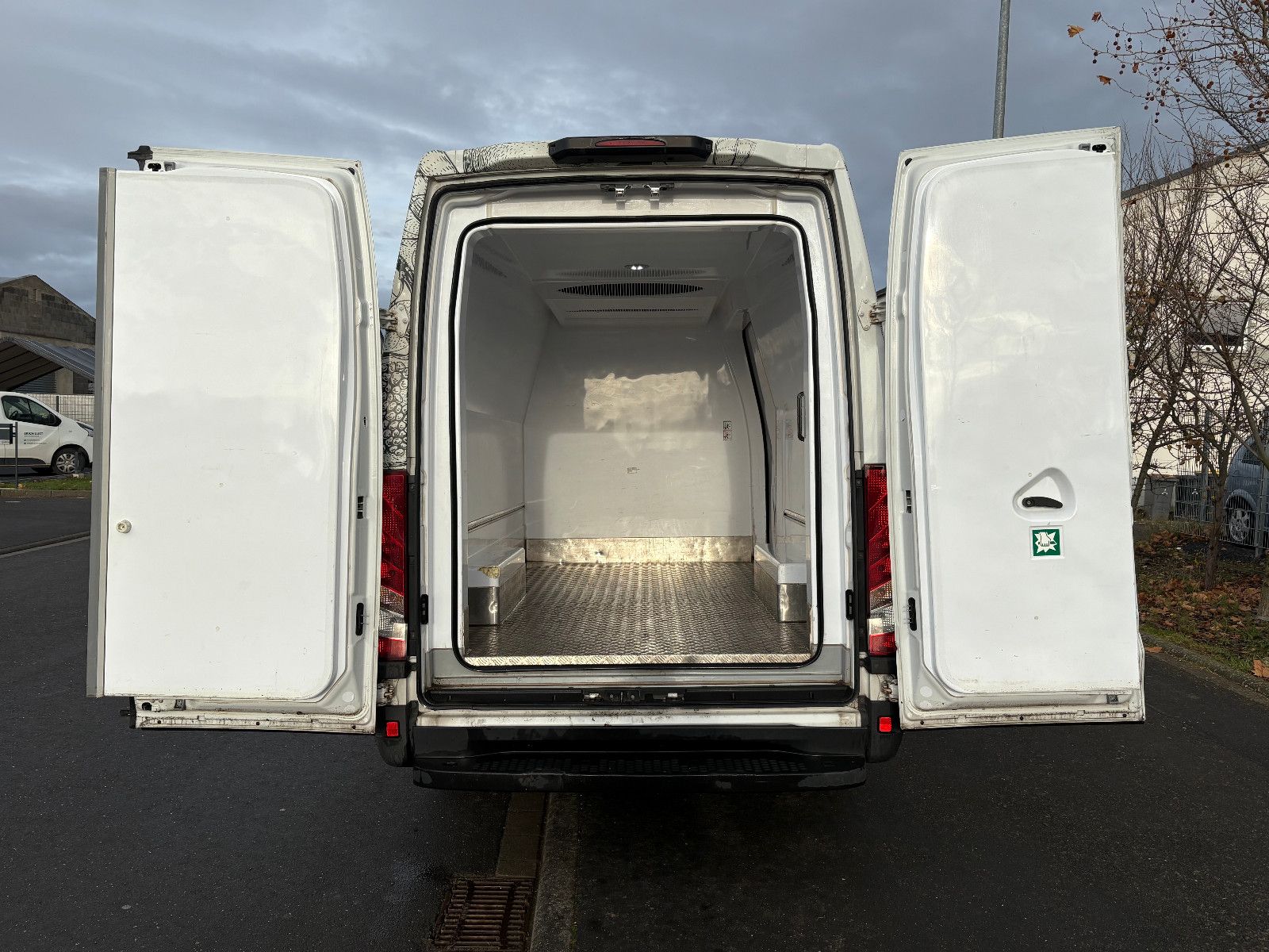 Fahrzeugabbildung Iveco Daily Kasten HKa 35 S ... V Radstand 3520 L/3-SI