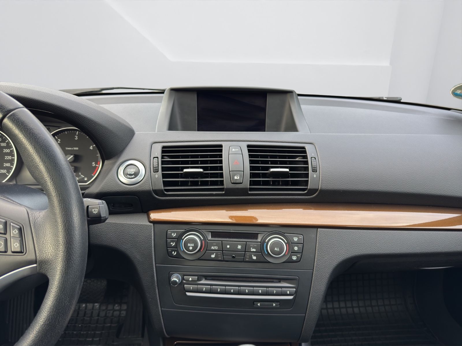 Fahrzeugabbildung BMW 120d Limousine*Automatik*Bi-Xenon*Schiebedach*
