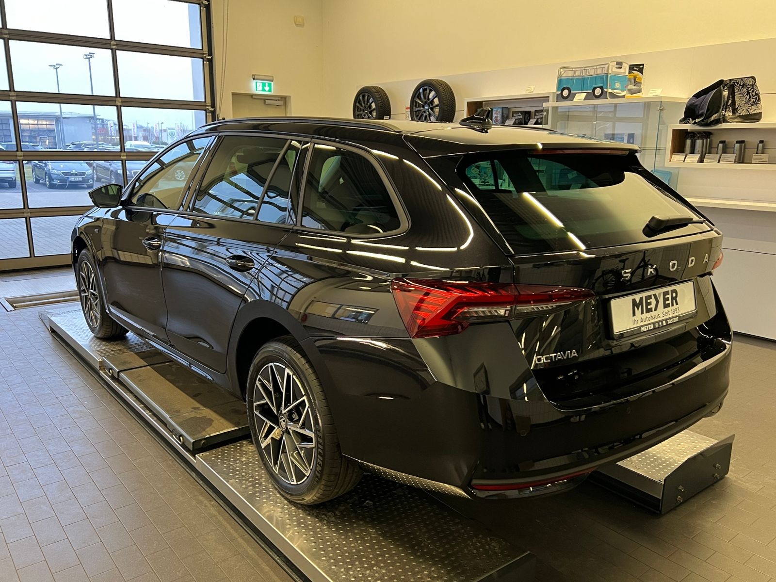 Fahrzeugabbildung SKODA Octavia Combi TOUR 2.0 TDI DSG *AHK, Travel Assi