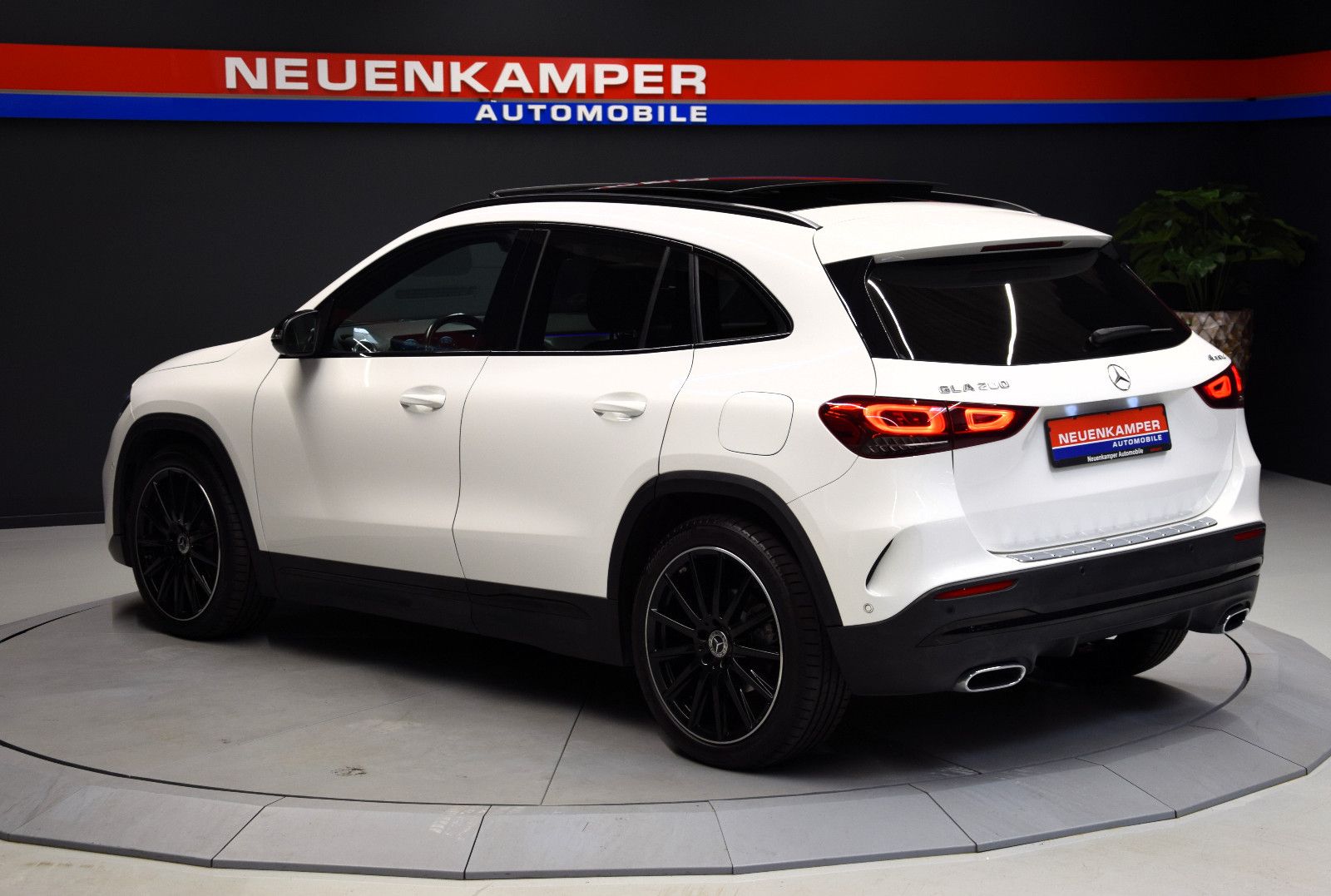 Fahrzeugabbildung Mercedes-Benz GLA 200 4Matic AMG-Line ACC Pano Kamera Night