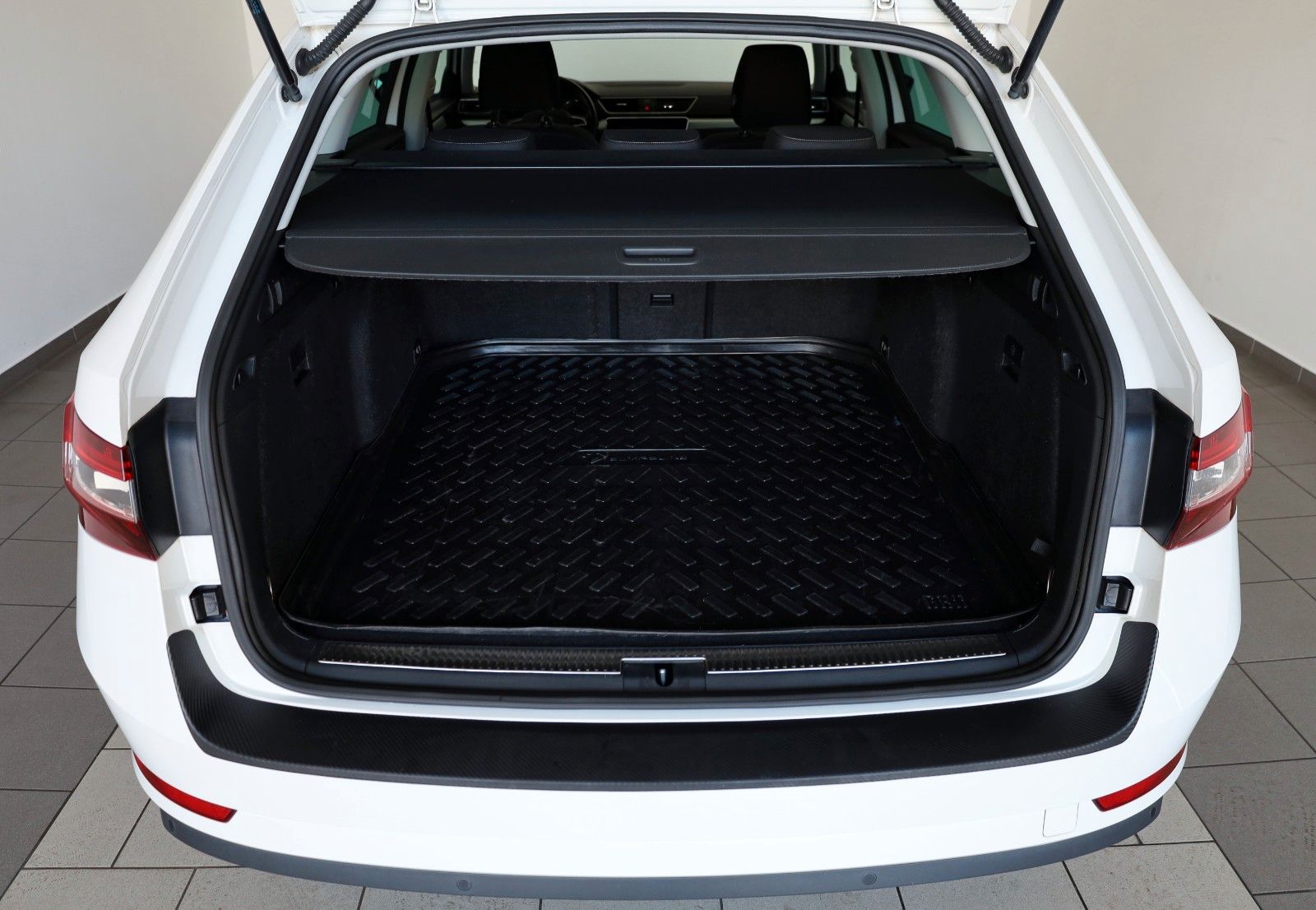 Fahrzeugabbildung SKODA Superb Combi Ambition Navi,Bi-Xenon,Kamera,SR+WR