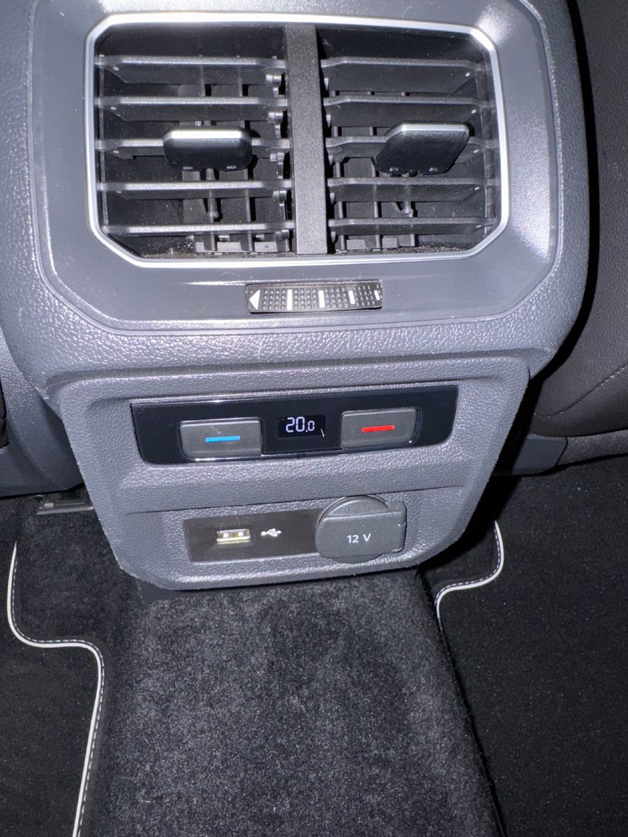 Fahrzeugabbildung Volkswagen Tiguan DSG 4MO 3X R-LINE PANO MEMORY BLACK STYLE