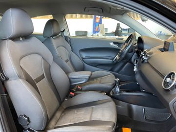 Audi A1 ambition *NAVI*PDC*SZHZ*KLIMA*SPORTFAHRWERK*