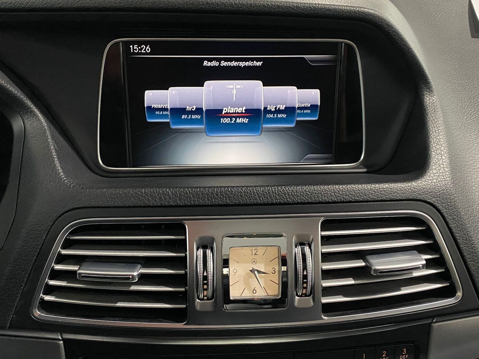 Fahrzeugabbildung Mercedes-Benz E 220 d BlueTec Sport/Leder/Pano/LED/1.Hand/