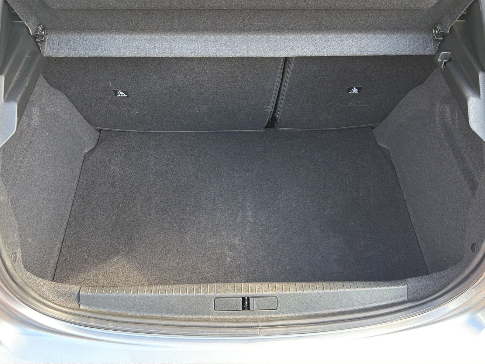 Fahrzeugabbildung Peugeot 208 Hybrid 100 Allure wenig Kilometer Automatik