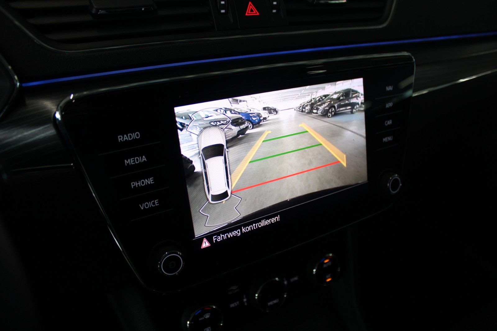 Fahrzeugabbildung SKODA Superb 2.0 TDI DSG STYLE COMBI LED AHK ACC uvm.