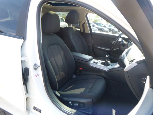 Fahrzeugabbildung BMW 320d Touring >HeadUp/AHK/LED/PANO/PDC/SHZ<