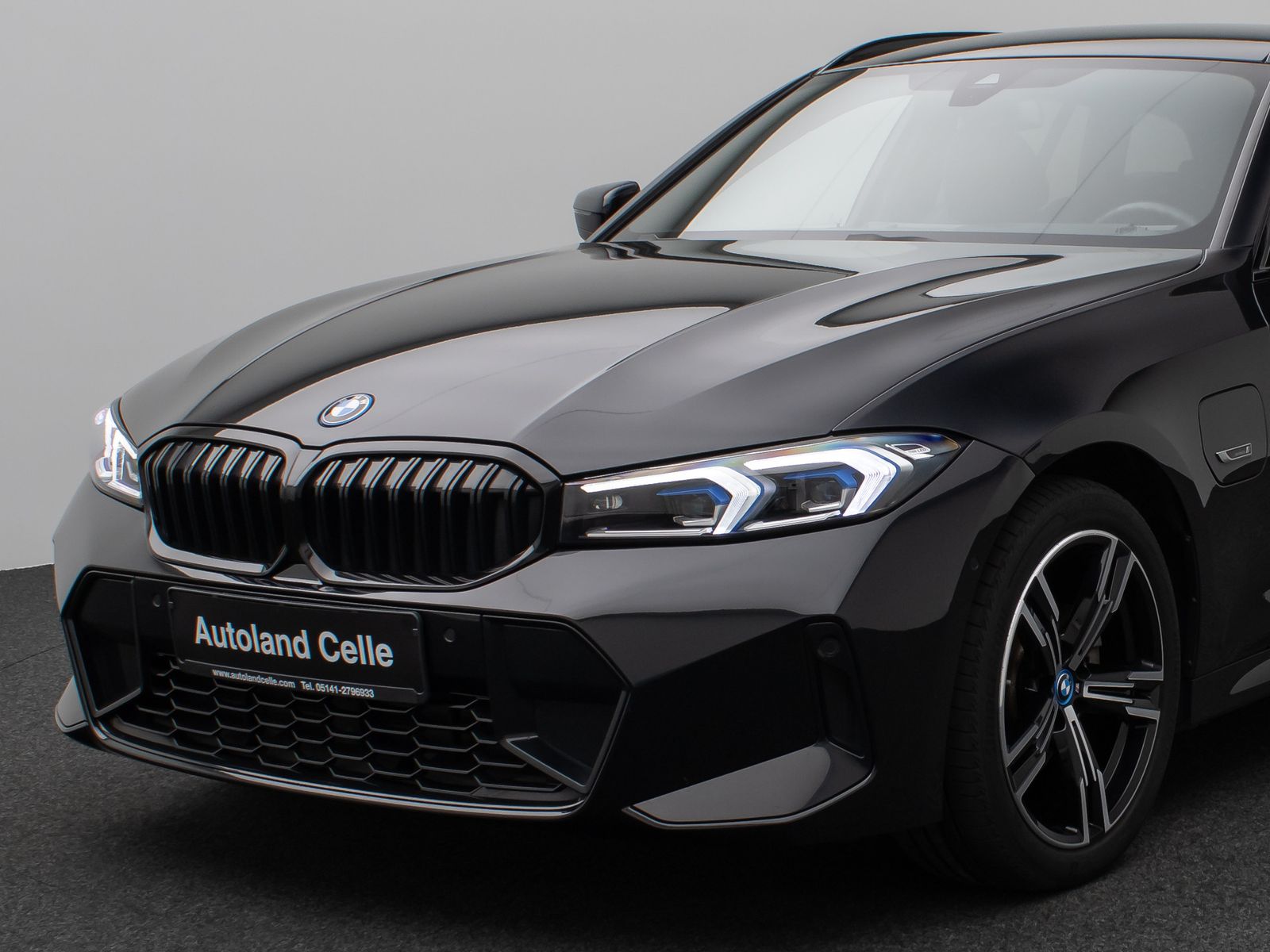 Fahrzeugabbildung BMW 330e xD MSport Kamera HUD DAB H/K Komfort 18Zoll