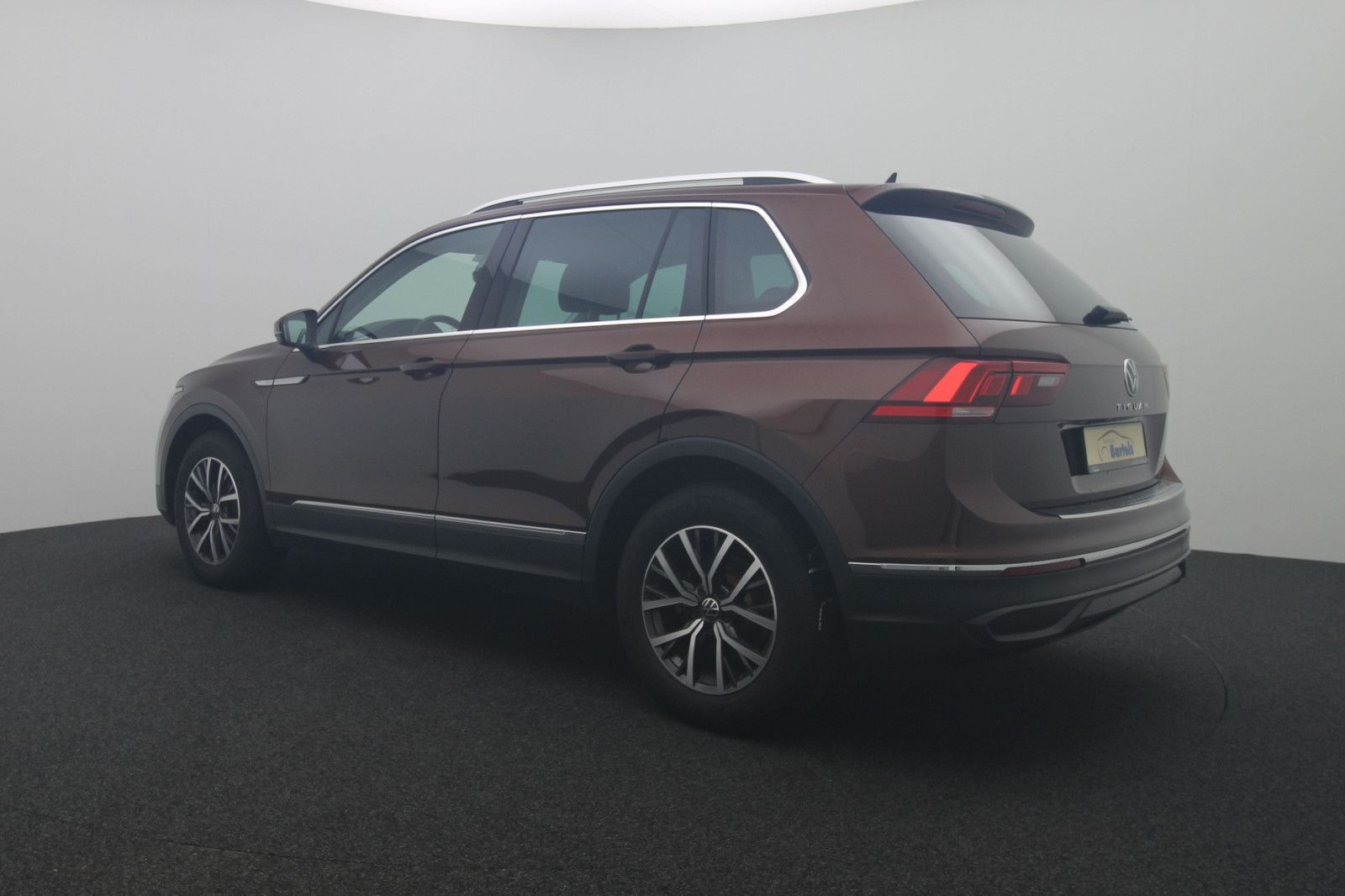 Fahrzeugabbildung Volkswagen Tiguan 1.5 DSG Life ACC LED Apple CarPlay