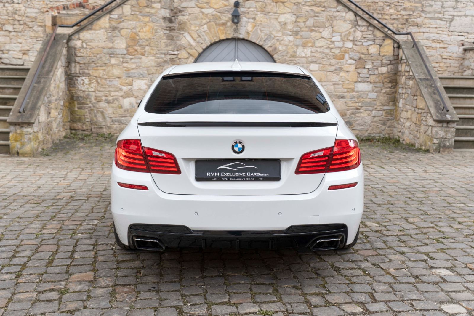 Fahrzeugabbildung BMW 550I M-SPORTPAKET HUD H&K LED KAM ACC