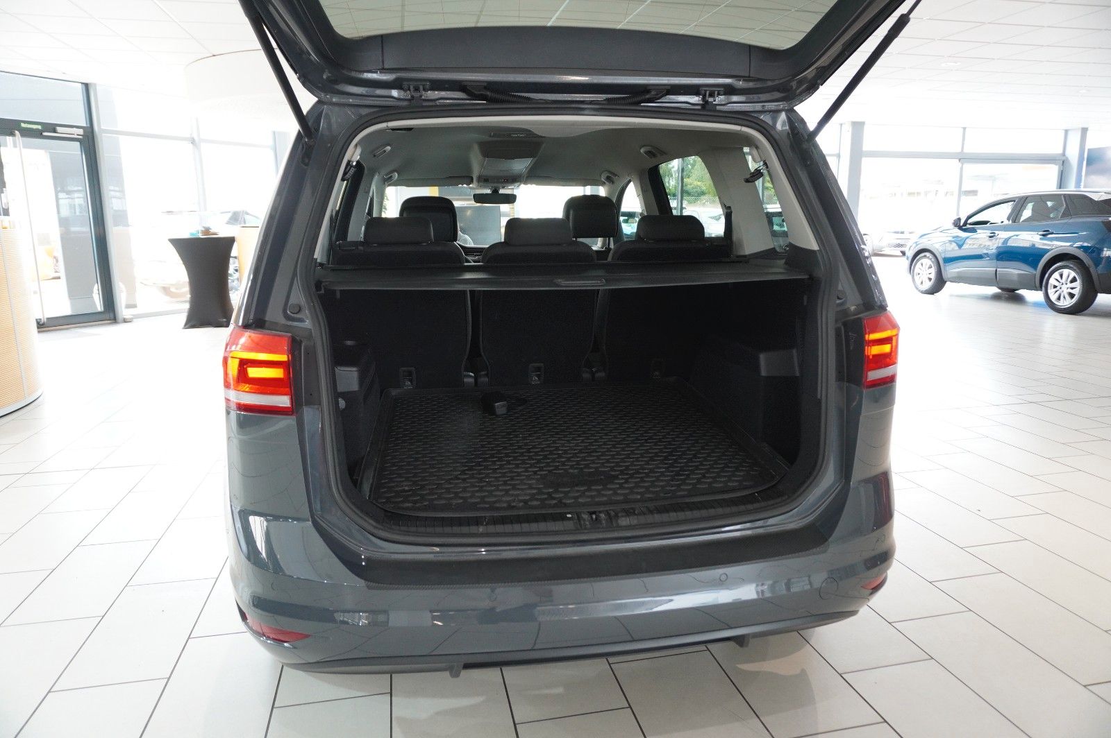 Fahrzeugabbildung Volkswagen Touran 1.5 TSI COMFORTL. DSG 7-SITZE NAVI/SH/DAB