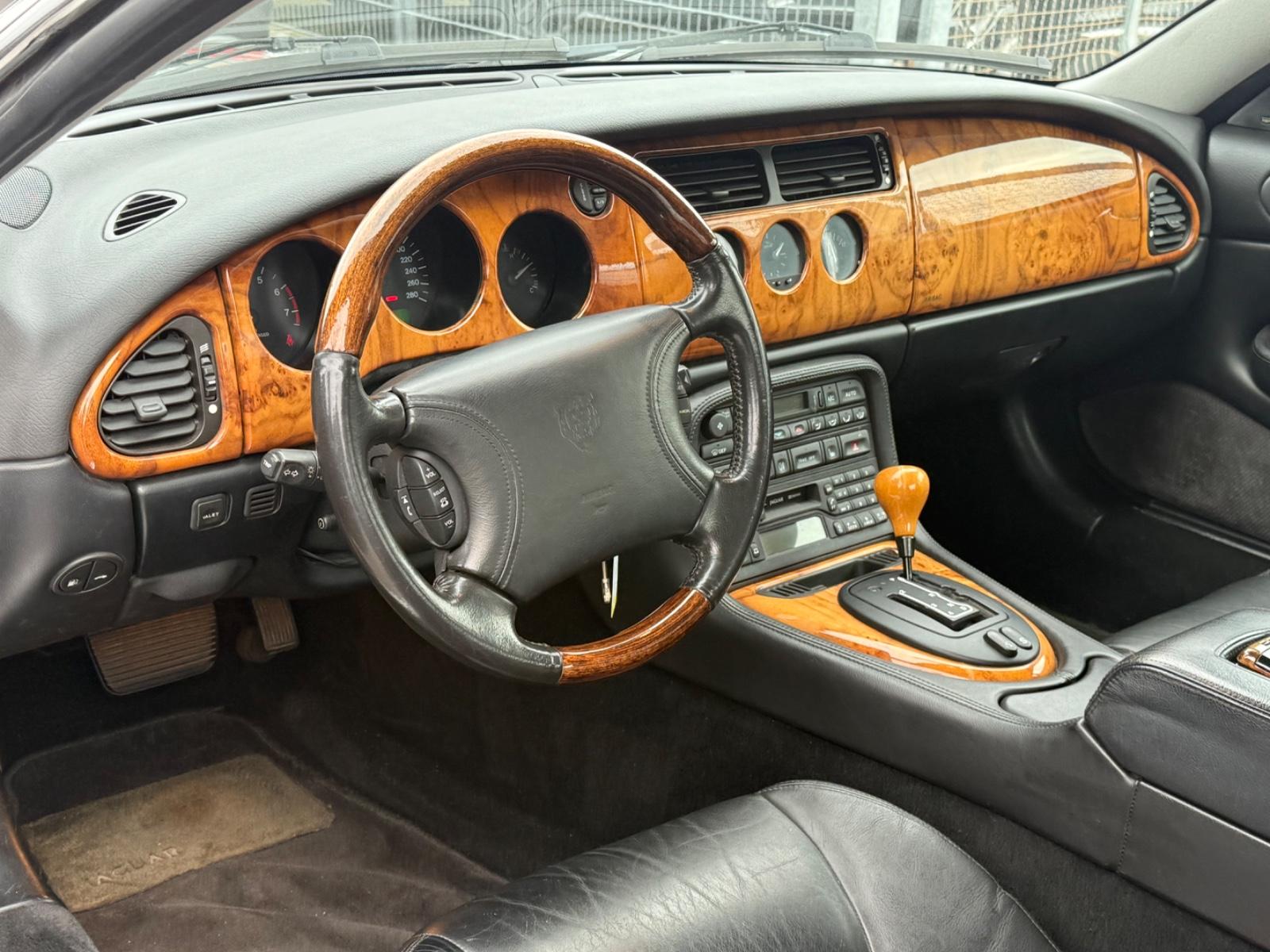 JAGUAR XKR - V8 COUPE - 363 CV - VOLANT EN CUIR