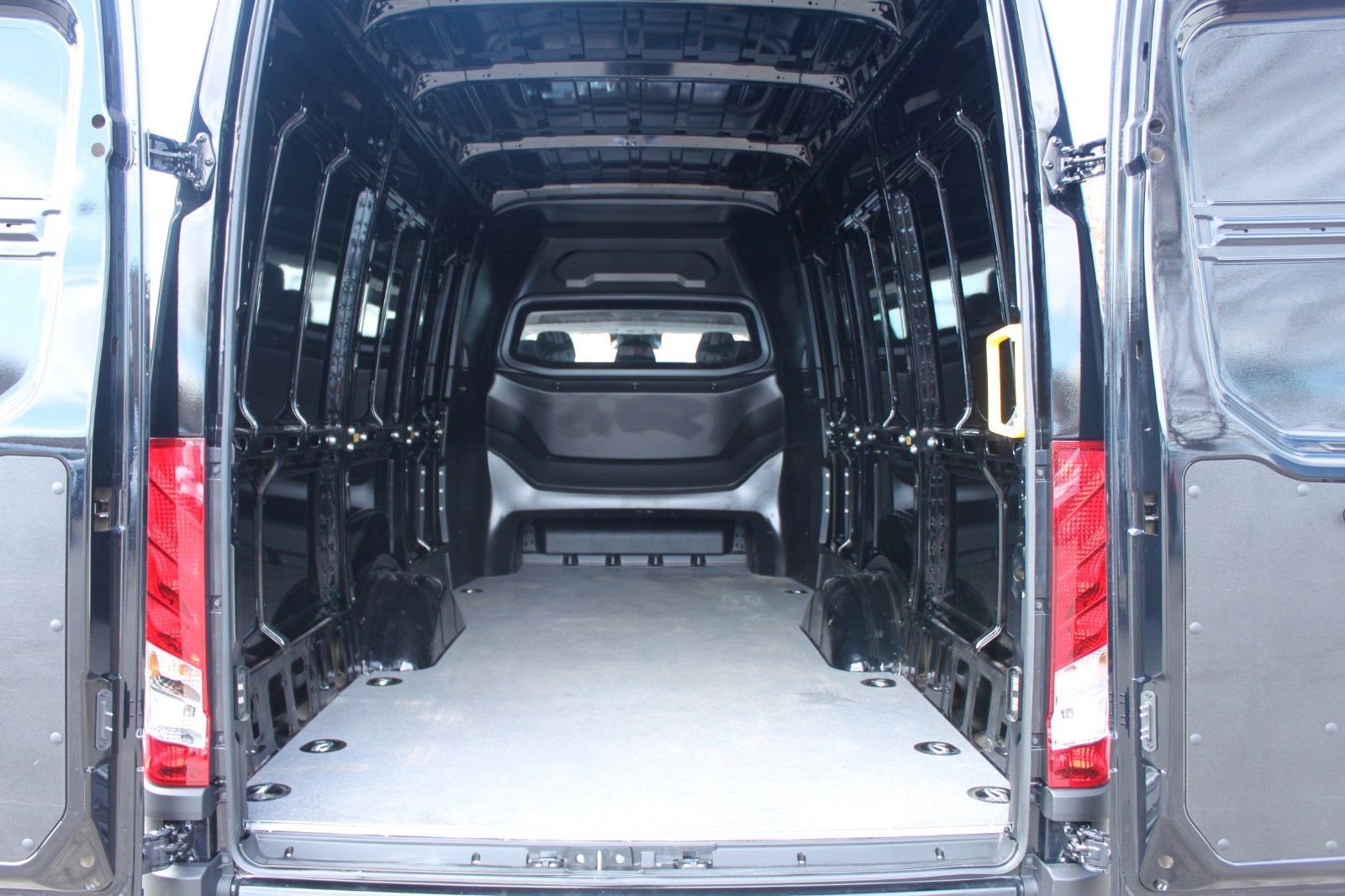 Fahrzeugabbildung Iveco Daily 35S16 DoKa  3Liter Diesel Automatik