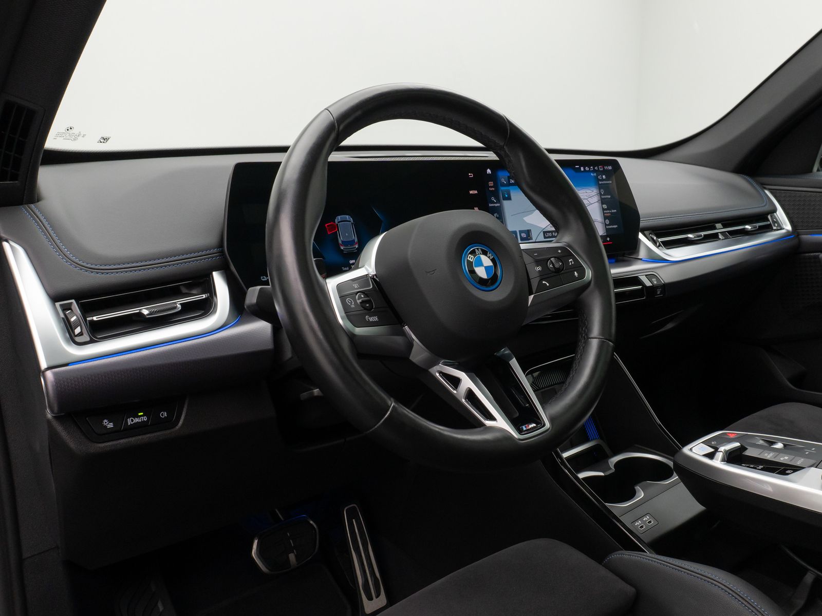 Fahrzeugabbildung BMW iX1 xD30 M Sport DAB Panorama Kamera Komfort 19"