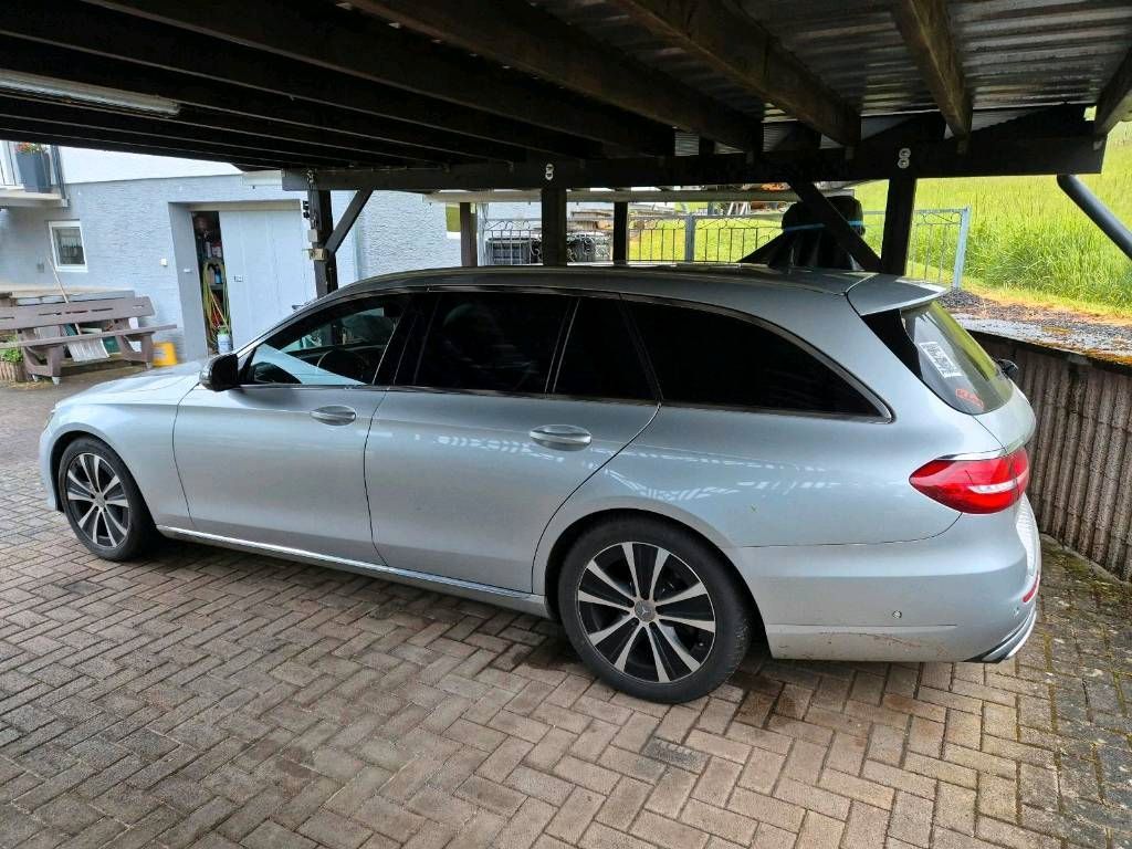Image of Mercedes-Benz E 220