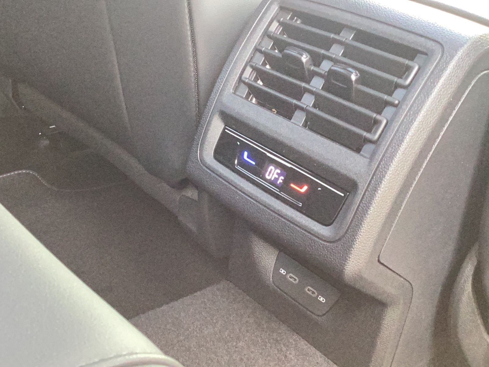 Fahrzeugabbildung Volkswagen Golf VIII eTSI Edition 50 DSG Matrix AHK Pano HU