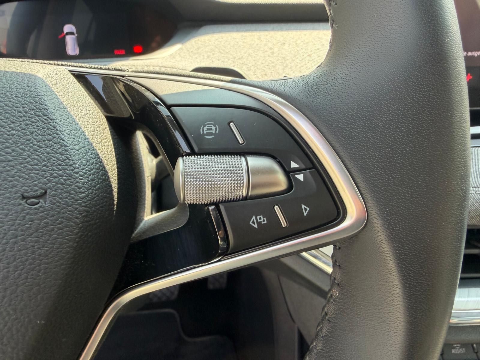 Fahrzeugabbildung SKODA Enyaq 85 4x4 Loft NAVI+LED+SHZ+KAMER+ACC+DAB+WP+