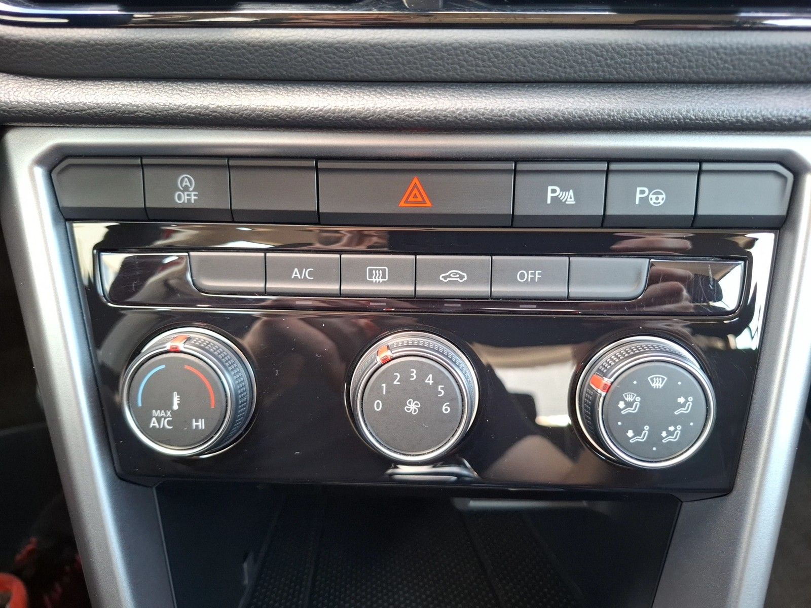 Fahrzeugabbildung Volkswagen T-Roc TSI Life DSG LED AHK Navi AID ACC RFK SH
